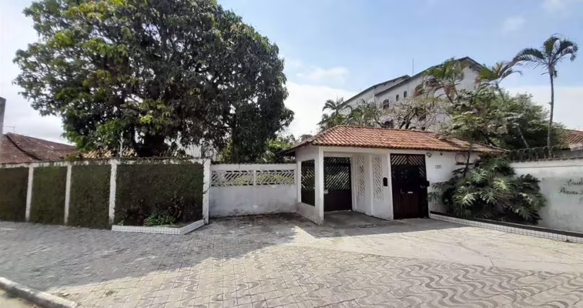 Excelente apartamento de 02 dormitórios, 01 vaga de garagem, o condomínio possui amplo espaço com piscina e parquinho todo gramado. O imóvel está localizado no Balneário Maracanã, localização que rece
