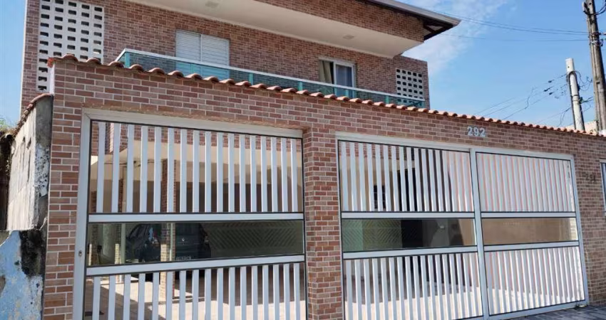 Excelente casa de condomínio sobreposta baixa com 02 dormitórios, 01 banheiro social e  quintal privativo. O imóvel está localizado no Tude Bastos, bairro que tem recebido muita valorização através de