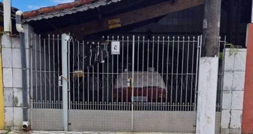 Excelente casa geminada de 02 dormitórios, sendo 01 suíte, 02 vagas de garagem. O imóvel está localizado na Cidade Ocian, bairro mais tradicional de Praia Grande, que se destaca pelo comércio forte e 