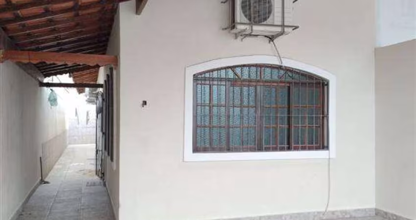 EXCELENTE CASA GEMINADA COM 02 DORMITÓRIOS NO  BAIRRO SOLEMAR EM PRAIA GRANDE!