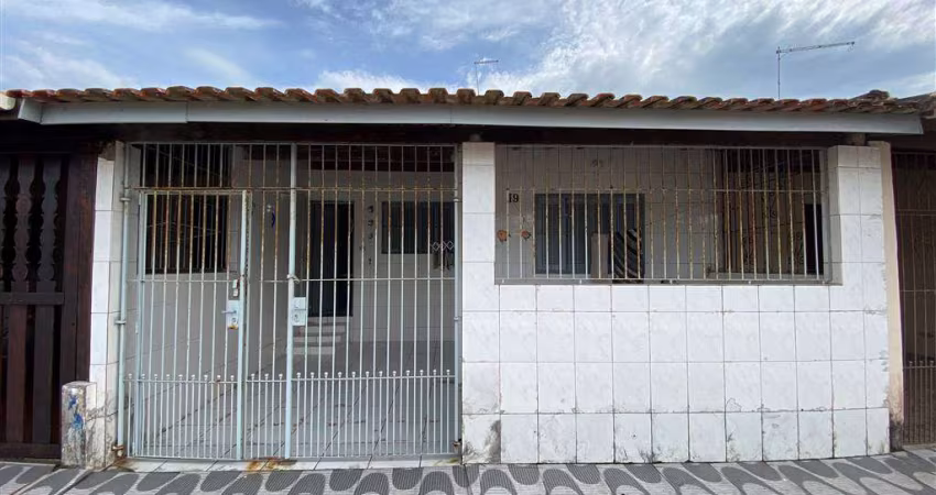 Excelente casa de condomínio dividida em sala, quarto, cozinha, banheiro, quintal e 01 vaga de garagem no Jardim Real