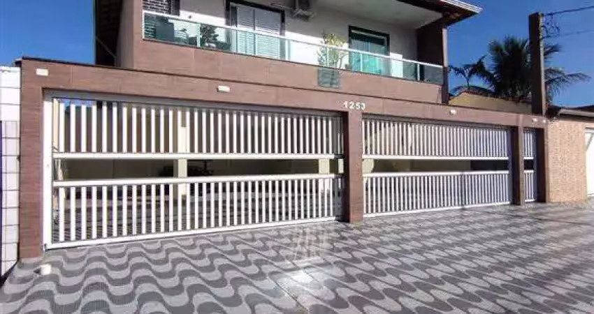 Excelente casa de condomínio sobreposta alta com 02 dormitórios, 01 banheiro social, 01 lavabo e quintal privativo.  o imóvel está localizado no tude bastos, bairro que tem recebido muita valorização 