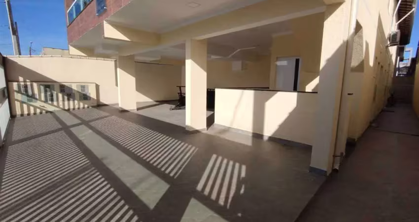 Excelente casa de condomínio sobreposta alta com 02 dormitórios, 01 banheiro social, 01 lavabo e quintal privativo.  o imóvel está localizado no tude bastos, bairro que tem recebido muita valorização 