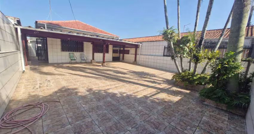 Excelente casa isolada com 02 dormitórios no bairro maracanã em praia grande!