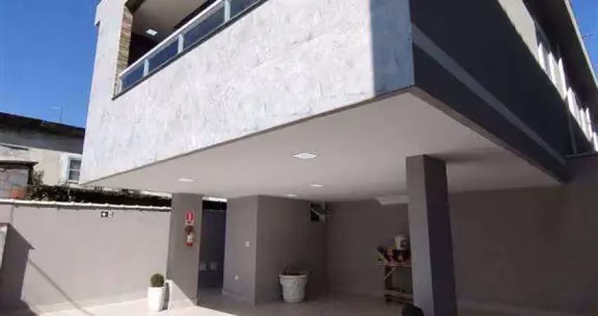 Excelente casa de condomínio sobreposta baixa com quintal privativo. o imóvel está localizado no ribeirópolis, bairro que tem recebido muita valorização através de recentes investimentos em praia gran
