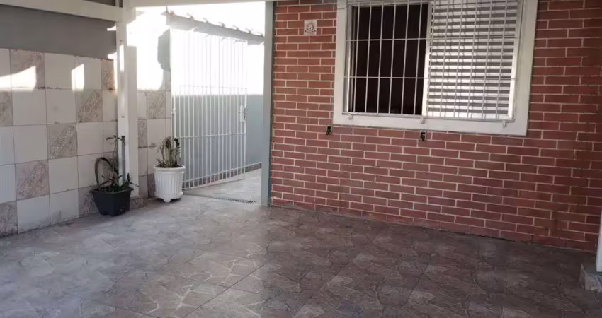 Excelente casa geminada com 02 dormitórios, sendo 01 e 02 vagas de garagem. o imóvel está localizado na vila assunção bairro adjacente à cidade ocian, um dos bairros mais tradicionais de praia grande,