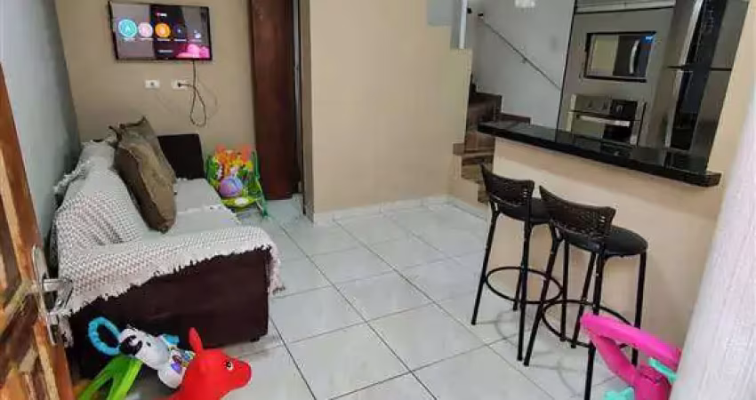 Excelente sobrado de condomínio com 01 dormitório, 01 banheiro social, 01 lavabo e amplo quintal privativo. o imóvel está localizado no jardim melvi, bairro que vem se valorizando através de recentes 