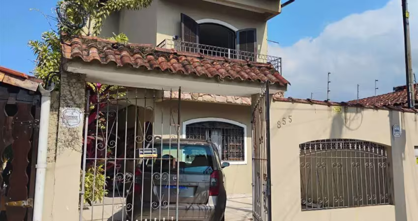 Excelente sobrado com 04 dormitórios, sendo 02 suítes, 03 vagas de garagem, piscina, churrasqueira e sistema de energia fotovoltaico já instalado, e em pleno funcionamento, garantindo sustentabilidade