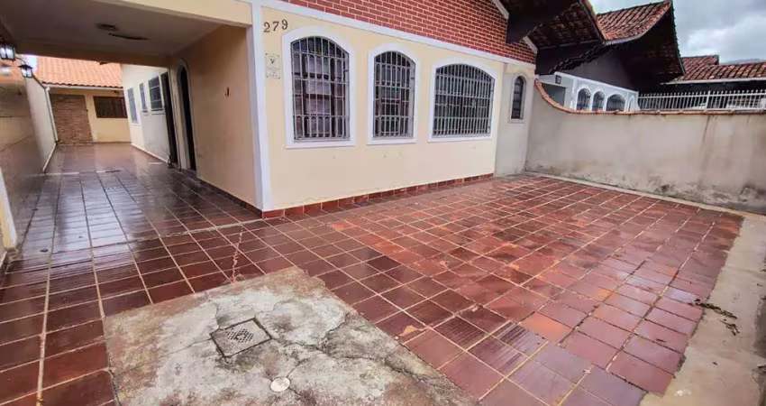 Excelente casa  térrea isolada com 02 dormitórios, sendo 01 suíte, amplo quintal perfeito para quem tem pets ou gosta de plantas, com vaga para 06 veículos, 01 edícula com 02 comôdos e banheiro, ideal