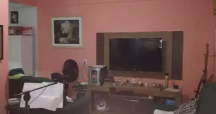 Excelente casa de 01 dormitório, 02 vagas de garagem e ampla edícula. o imóvel está localizado no vilamar na vila caiçara, bairro que vem recebendo e cada vez mais investimentos na infraestrutura, pro