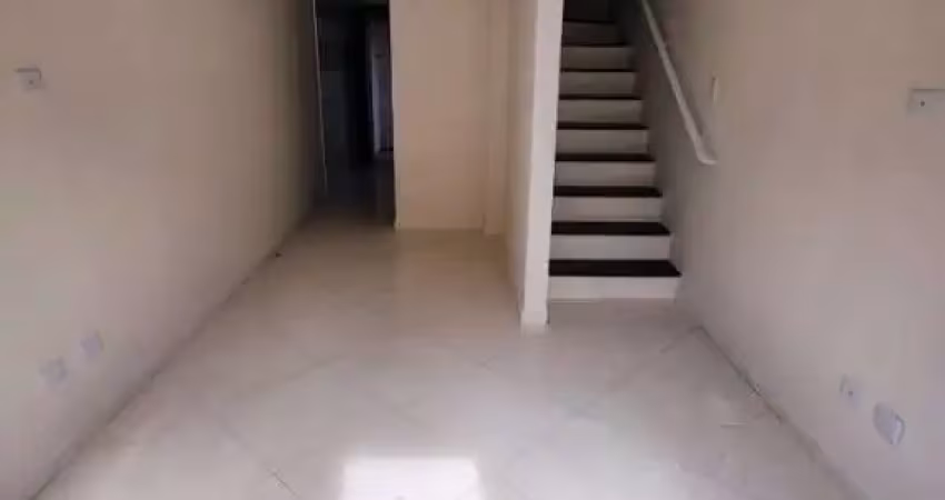 Excelente sobrado de condomínio com 02 dormitórios, 01 banheiro social, 01 lavabo e quintal privativo. o imóvel está localizado no jardim melvi, bairro que vem se valorizando através de recentes inves