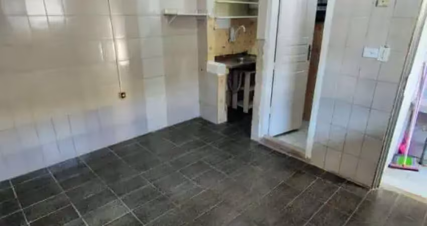 Excelente casa tipo bangalô. o imóvel está localizado na vila caiçara, bairro que vem recebendo e cada vez mais investimentos na infraestrutura, proporcionando mais comodidade e segurança aos turistas