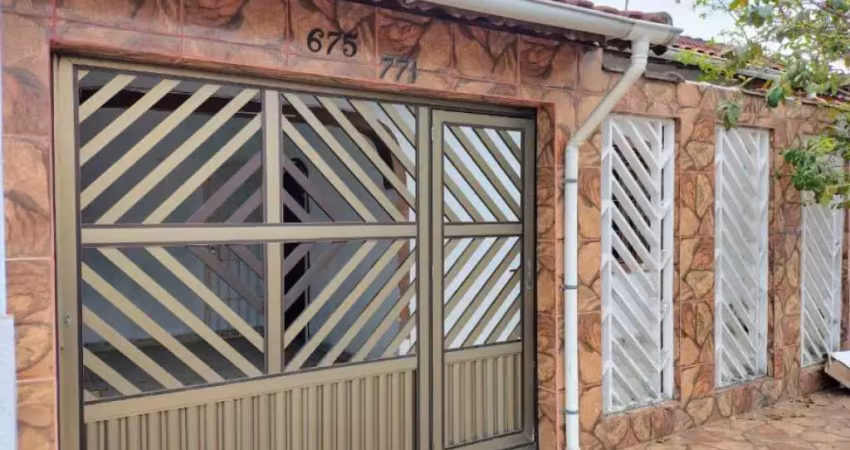 Excelente casa de 01 dormitório com 01 vaga de garagem. o imóvel está localizado na vila caiçara, bairro que vem recebendo e cada vez mais investimentos na infraestrutura, proporcionando mais comodida