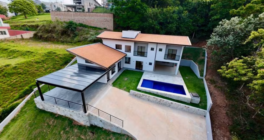 CASA NOVA COM 4 SUITES CERCADA PELO VERDE , LOCALIZADA COND VILLAGE MORRO