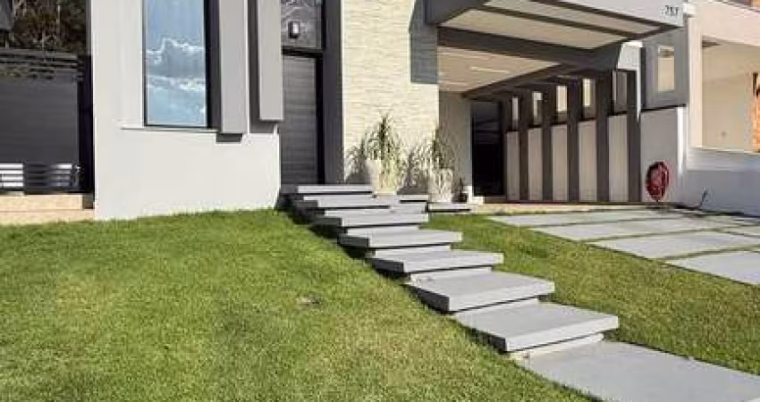 SOBRADO 3 SUÍTES E PISCINA , FUNDOS PARA MATA,  NO CONDOMÍNIO PECAN