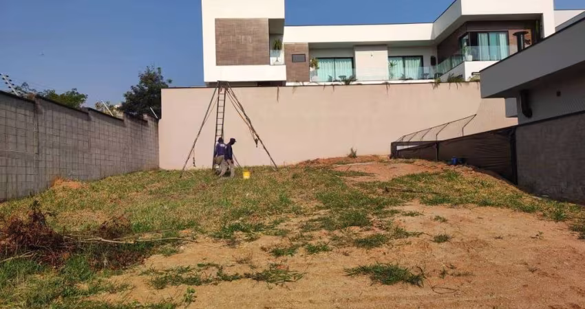 Térreno em aclive com metragem acima do padrão no Granville