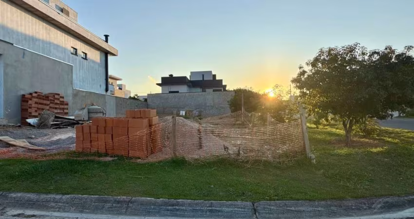 Terreno plano ao lado da área verde