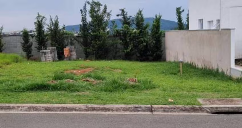 Terreno leve declive sem vizinhos de fundos