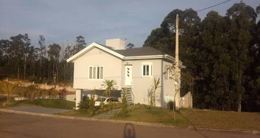 SOBRADO COM 3 SUÍTES E VISTA PARA MATA, LOCALIZADA NO CONDOMÍNIO IBIARAM 2