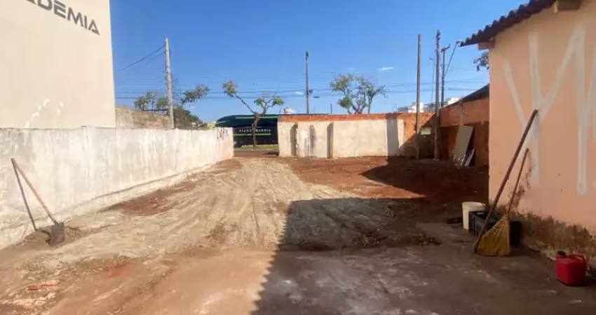 Terreno comercial em avenida movimentada com duas casas e duas entradas ideal para oficina ou lava rápido