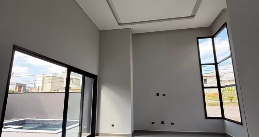 Casa em condomínio com 03 dormitórios, piscina e living com pé direito