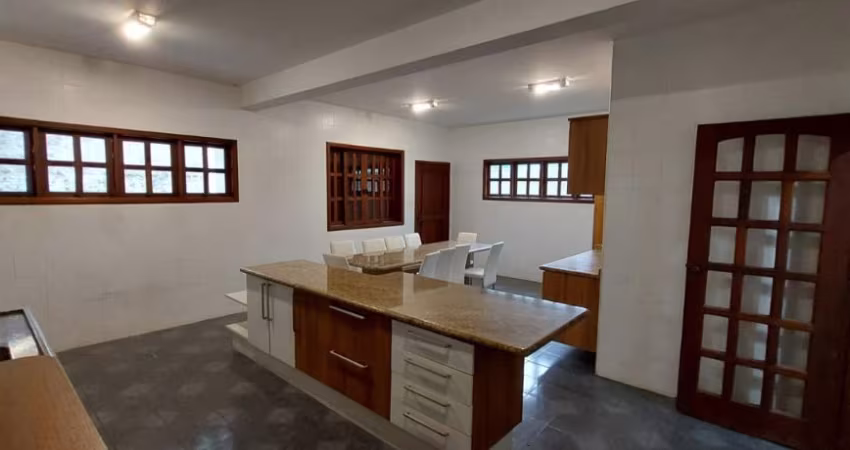 Casa espaçosa com 6 dormitórios, moradia ou clinica de beleza e estética!