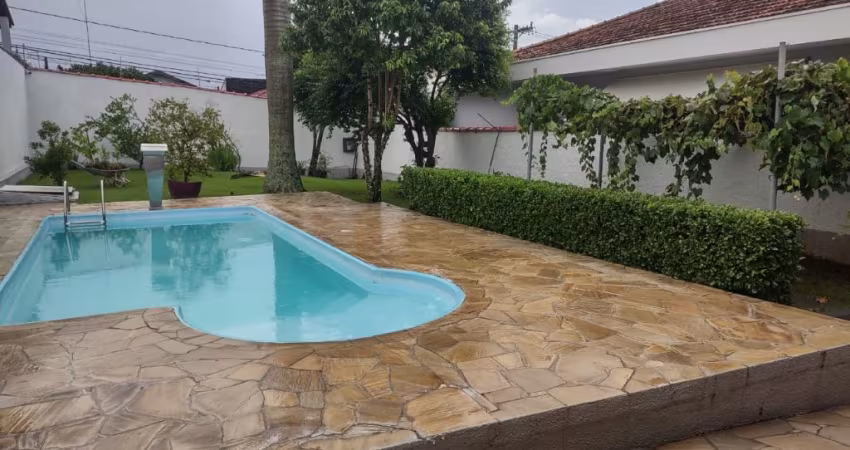 Casa ampla com piscina em bairro tranquilo.