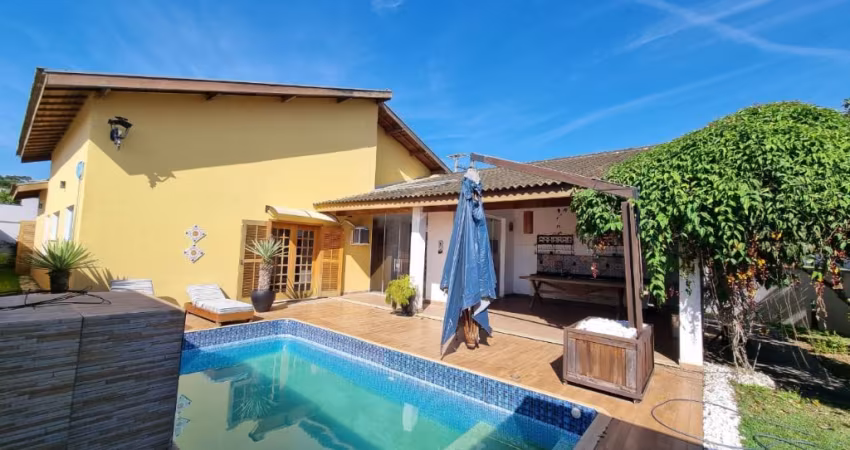 Casa para venda ou locação em condomínio com 03 suítes, casa diferenciada com terreno de 500m²