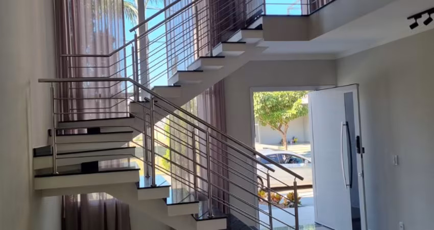 Casa com 04 dormitórios, aconchegante e no melhor condomínio do vale