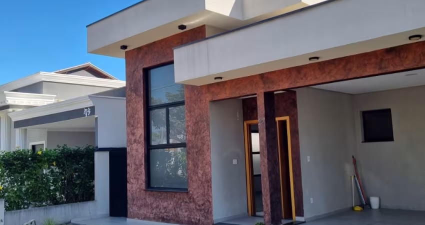 Casa térrea em condomínio fechado com 03 dormitórios