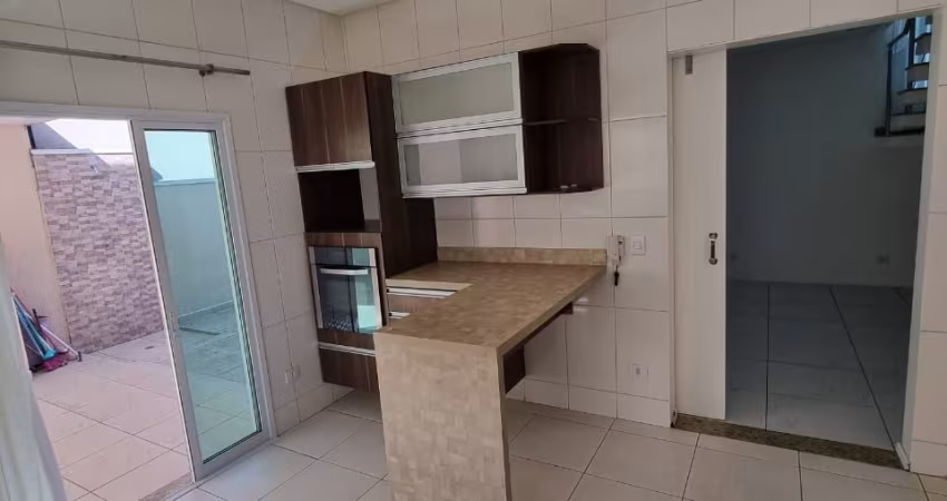 Casa com 04 dormitórios em condomínio com segurança 24h