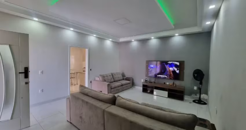 Casa em condomínio fechado com 03 dormitórios amplos