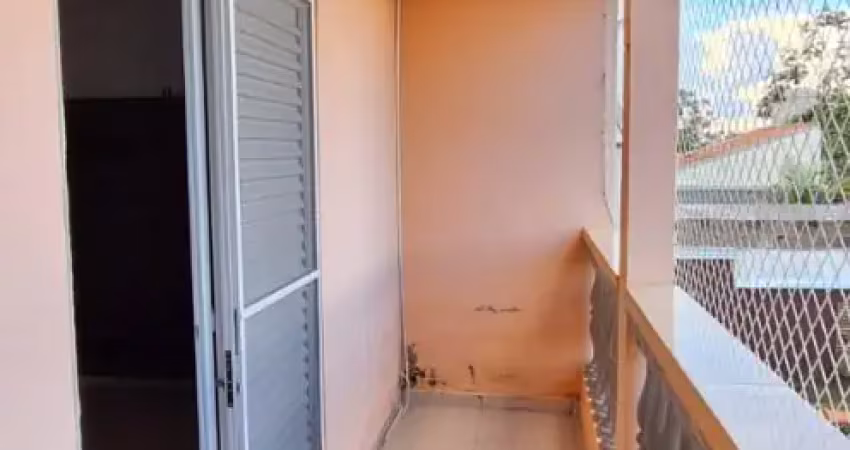 Casa sobrado em condomínio com 02 dormitórios, amplo quinta e bem localizado