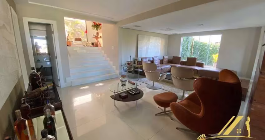 Condomínio Costa Verde. Casa de luxo com 5 suítes, 750m2 de área construída, nascente, moderna e com muita sofisticação! Linda decoração e mobiliário!