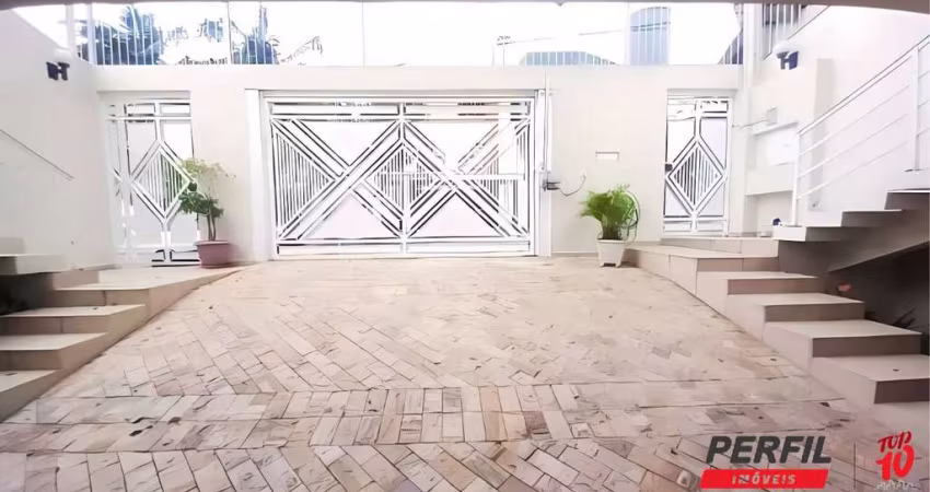 SOBRADO EM CONDOMÍNIO FECHADO COM 04 SUÍTES E 05 VAGAS COBERTAS - 408M²