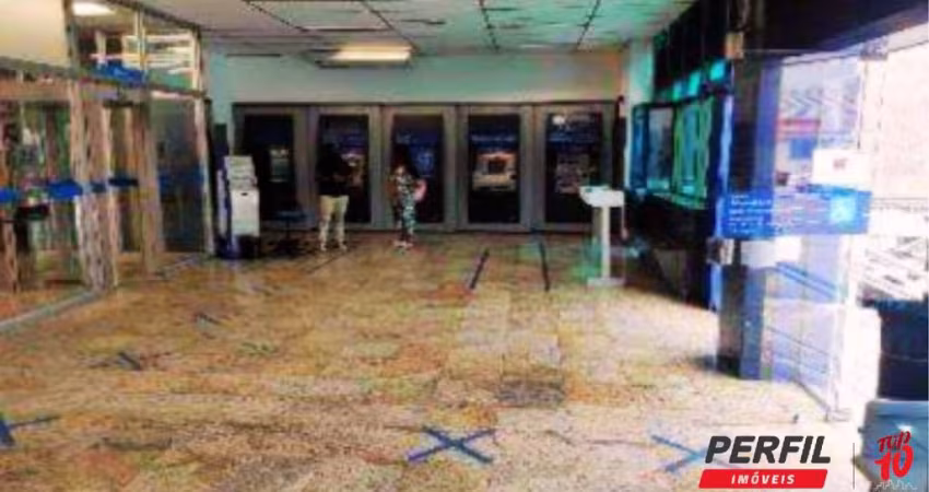 PRÉDIO COMERCIAL DE ESQUINA AO LADO DA ESTAÇÃO EM PLENA AVENIDA PRINCIPAL