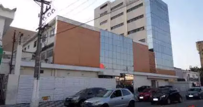 Prédio comercial com 4.258m² de área construída, 80 leitos