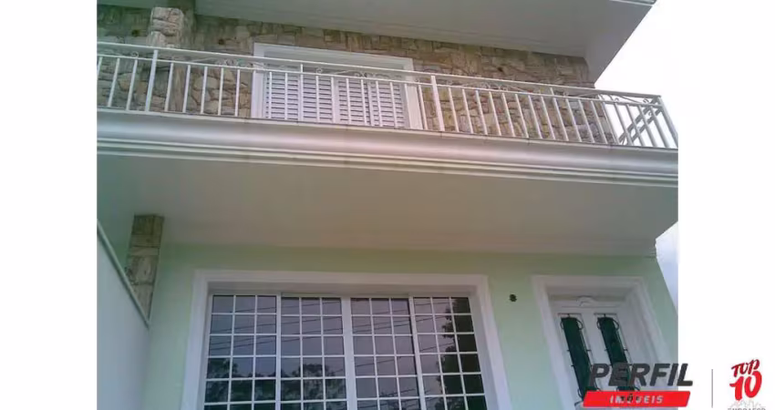 Maravilhoso sobrado com fino acabamento em rua arborizada