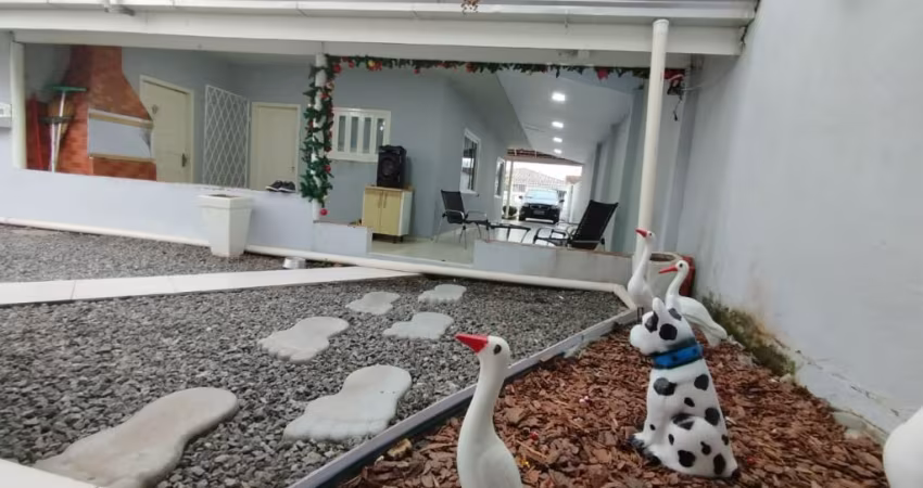 casa com lindo quintal no bairro aventureiro