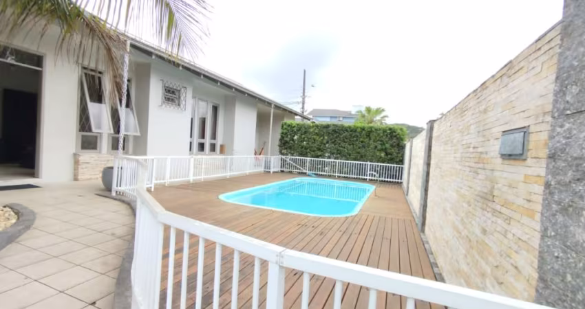 LINDA CASA COM APLO TERRENO E PICINA NO GLORIA