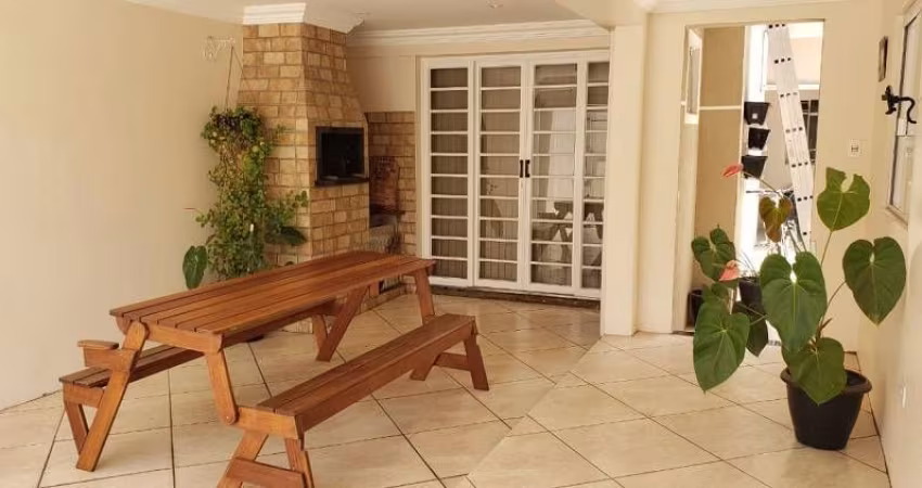 Linda casa com 3 quartos sendo 1 suite, 2 vagas - Jundiapeba - Mogi das Cruzes
