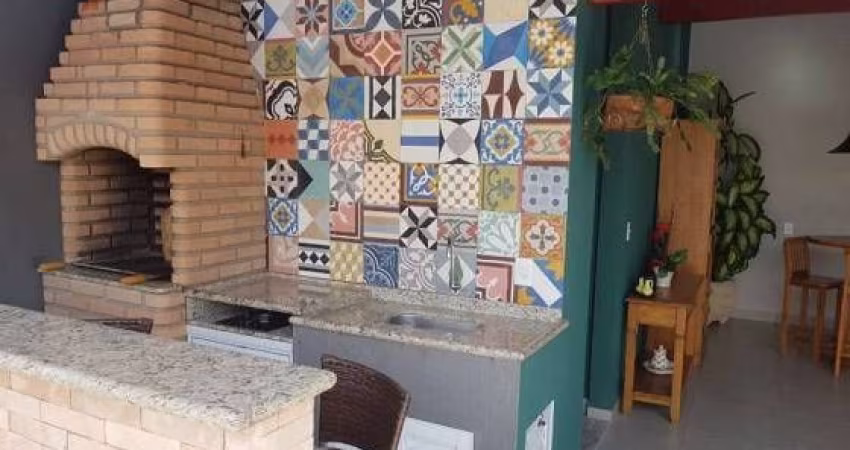 O imóvel no bairro Jardim das Flores tem 130 metros quadrados com 3 quartos sendo 1 suite e 3 banheiros.