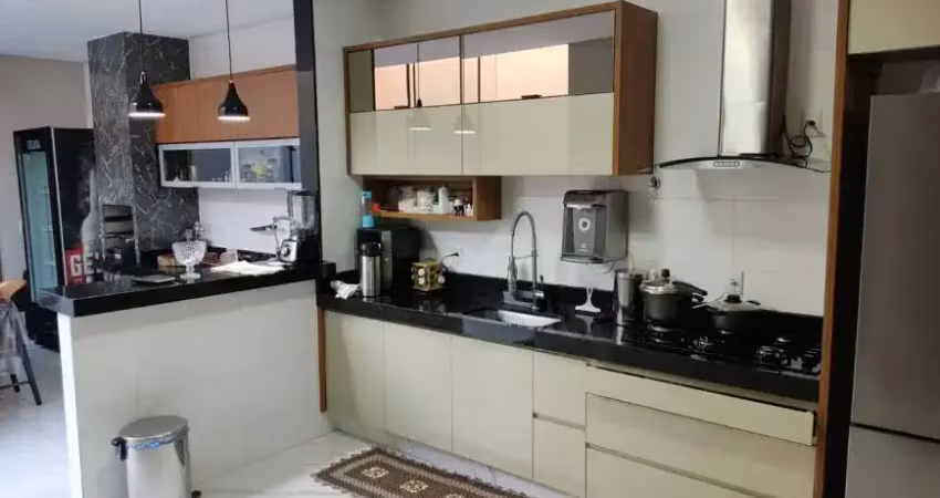 Casas com 3 Quartos e 3 banheiros à Venda em Jardim das Flores