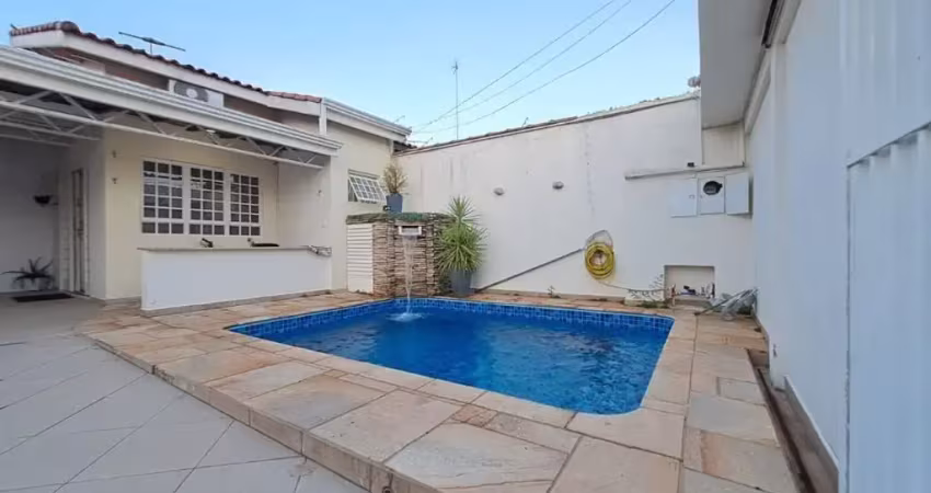 Casa térrea com piscina