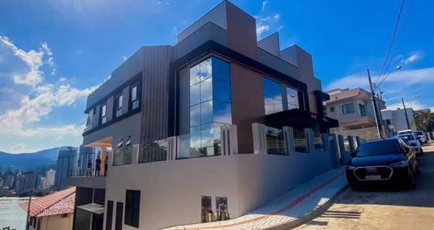 C79 - Linda residência localizada em Itapema