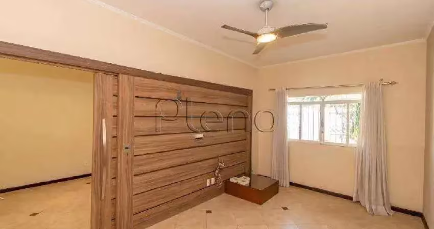 Casa à venda com 3 quartos no Parque São Quirino, Campinas.