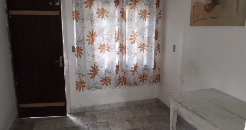 Casa Progresso/Blumenau contendo 01 dormitório.