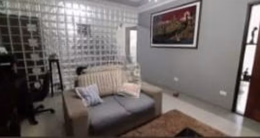 Sobrado em rua fechada com portaria