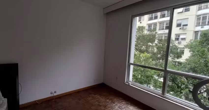 Vendo apartamento no leme com 3 quartos sendo 1 suíte com 100m² , dependência e 1 vaga , 1 por andar na quadra da praia