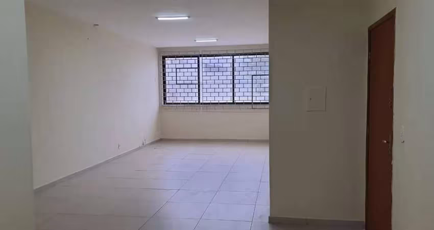 Sala comercial para alugar na Estrada dos Bandeirantes, 316, Taquara, Rio de Janeiro